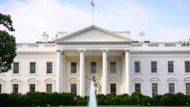 Front view of the White House with fountain in foreground